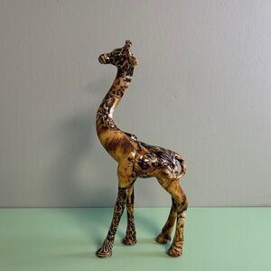 La Vie Kissing Giraffe Animal Print Statue Home Decor, Home Accent